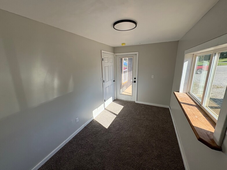 1172 N Gaskill St, Huntsville, AR for sale - Interior Photo - Image 3 of 11