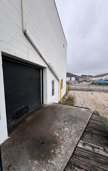 1139 Mcdermot Av, Winnipeg, MB for sale - Building Photo - Image 2 of 9