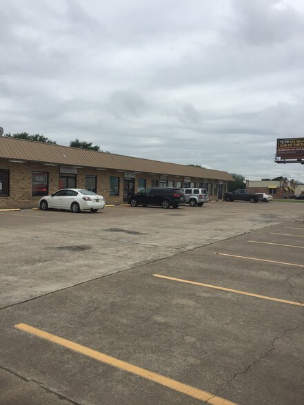 235 Hewitt Dr, Hewitt, TX à louer - Photo du bâtiment - Image 3 de 4