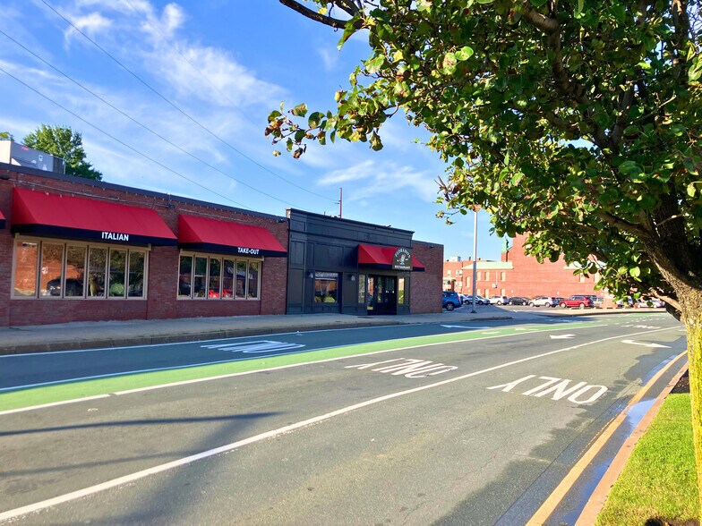 219-229 Centre St, Malden, MA à louer - Photo du bâtiment - Image 2 de 2