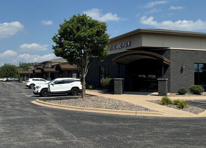 1600-1688 N Casaloma Dr, Grand Chute, WI for lease - Building Photo - Image 2 of 23