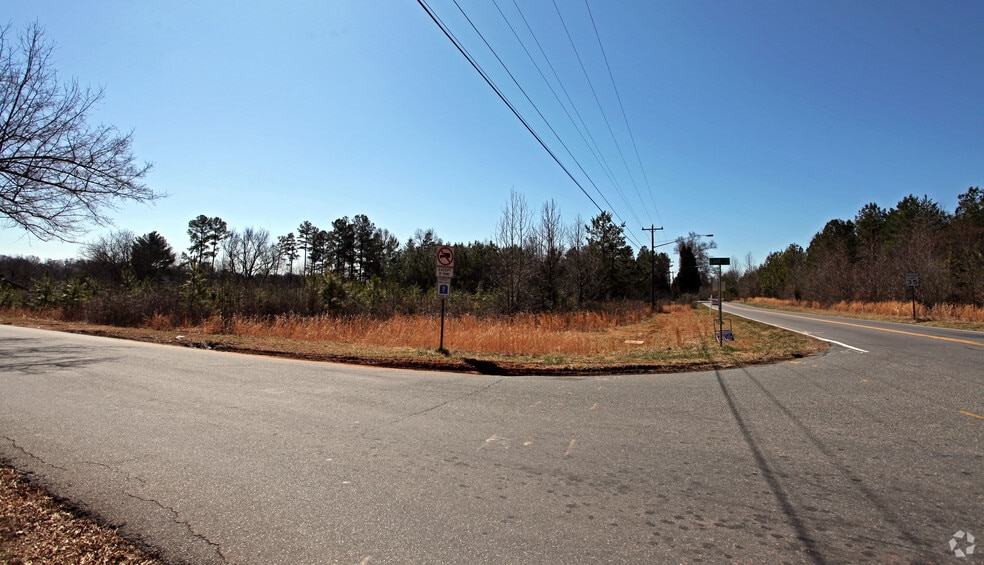 3301 Lake Dr, Charlotte, NC for sale - Primary Photo - Image 1 of 2