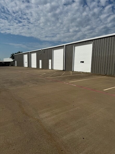 111 Industrial Blvd, Mansfield, TX for lease - Building Photo - Image 2 of 3