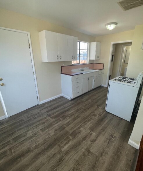 107 Eye St, Bakersfield, CA à vendre - Photo du bâtiment - Image 3 de 10