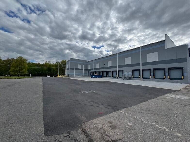 140 Circle Dr N, Piscataway, NJ à louer - Photo du bâtiment - Image 1 de 4