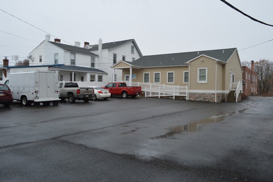 66 N Main St, Sellersville, PA à louer - Photo du bâtiment - Image 3 de 46