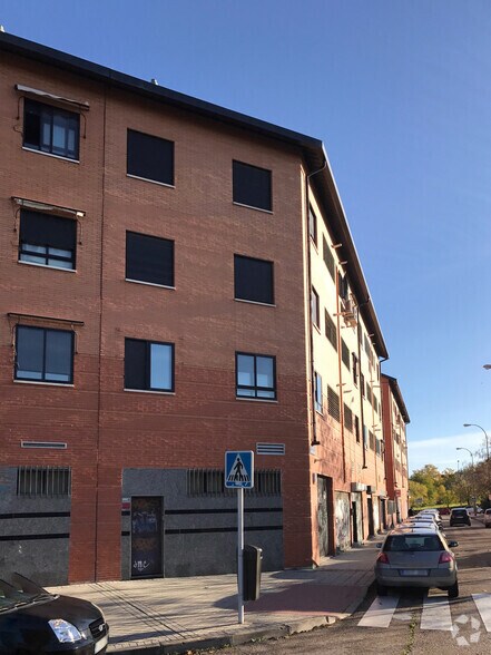 Calle de Rafaela Aparicio, 10, Madrid, Madrid à louer - Photo du bâtiment - Image 2 de 2