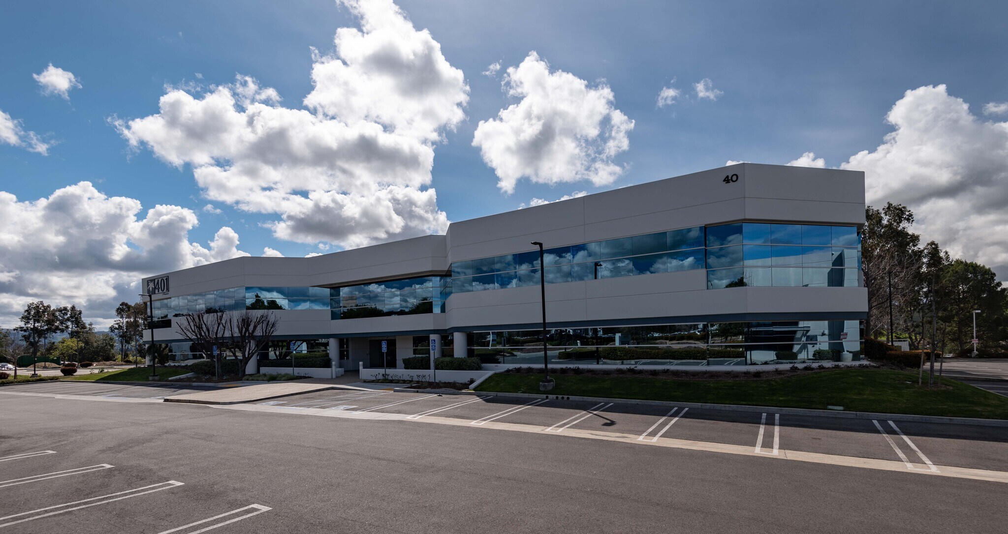 40 W Cochran St, Simi Valley, CA à louer Photo du bâtiment- Image 1 de 5