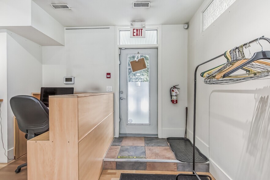 10403 122 St, Edmonton, AB à vendre - Photo du bâtiment - Image 3 de 31