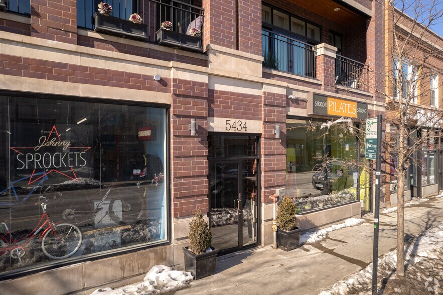 5434 N Clark St, Chicago, IL à louer - Photo du bâtiment - Image 3 de 4