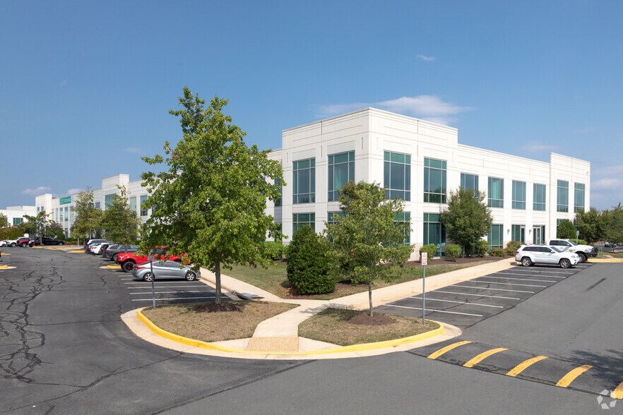 3076 Centreville Rd, Herndon, VA à louer - Photo du bâtiment - Image 1 de 4