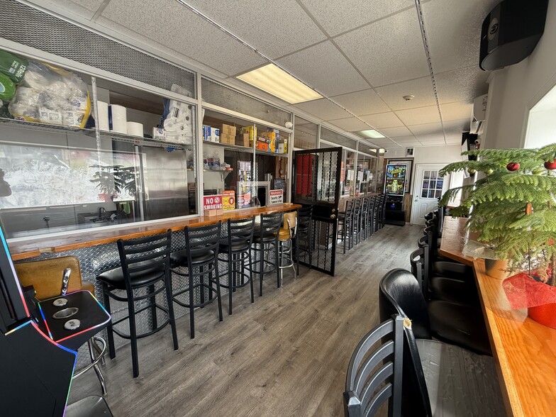 2 buildings, Liquor business, and reside portfolio of 2 properties for sale on LoopNet.ca - Building Photo - Image 3 of 17