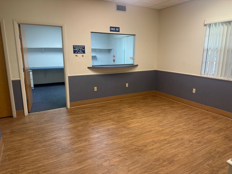 4611 NW 53rd Ave, Gainesville, FL for lease - Building Photo - Image 3 of 17