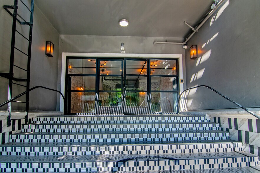 681 Shatto Pl, Los Angeles, CA à vendre - Photo du bâtiment - Image 3 de 16