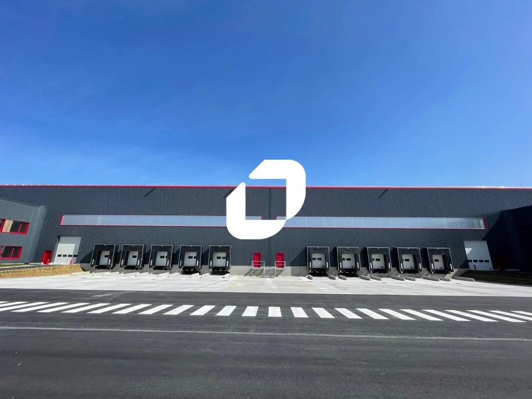 Industrial in Le Thillay for lease Building Photo- Image 1 of 5