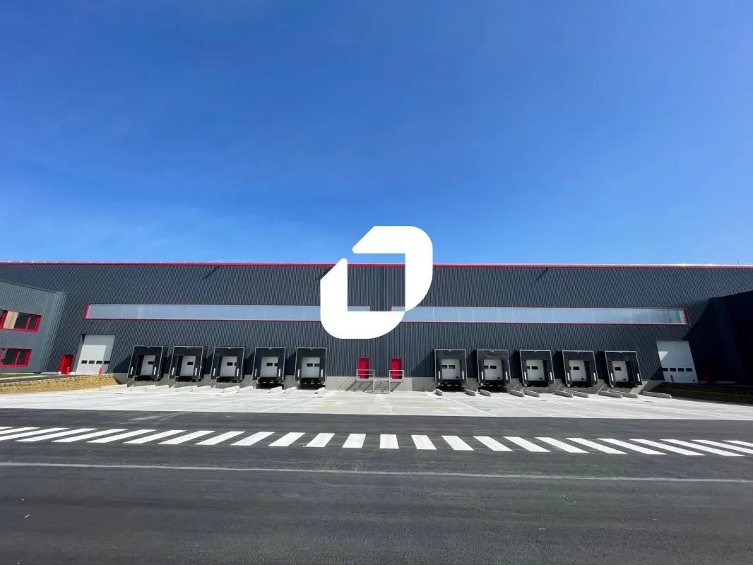 Industrial in Le Thillay for lease Primary Photo- Image 1 of 5