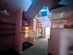 894 Queen St, Honolulu, HI for lease Interior Photo- Image 2 of 9