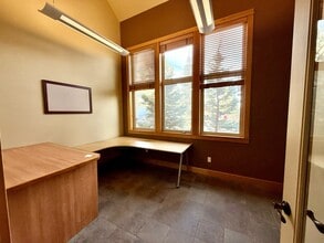 593 NW York Dr, Bend, OR for lease Interior Photo- Image 1 of 11