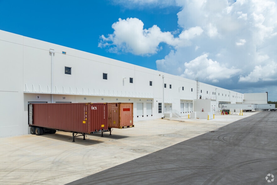 9535 NW 174th St, Hialeah, FL for lease - Building Photo - Image 3 of 21