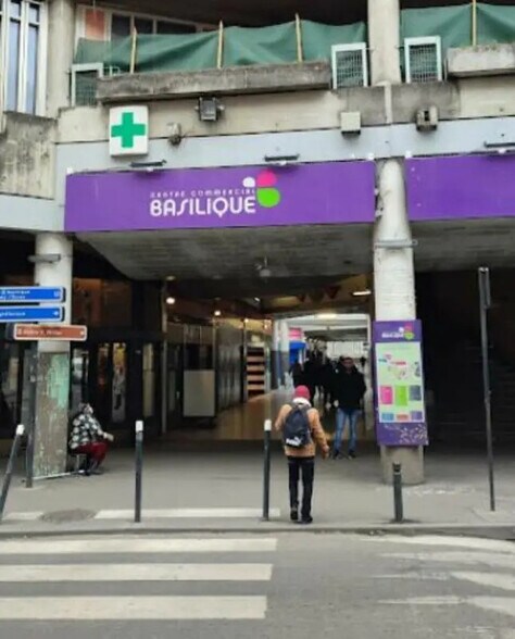Commerce de détail dans Saint-Denis à louer - Photo du bâtiment - Image 3 de 4