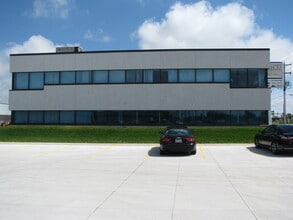 2670 S Ashland Ave, Green Bay, WI for lease Interior Photo- Image 2 of 18