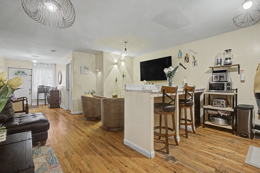 2722 Wallace Ave, Bronx, NY for sale - Building Photo - Image 2 of 10