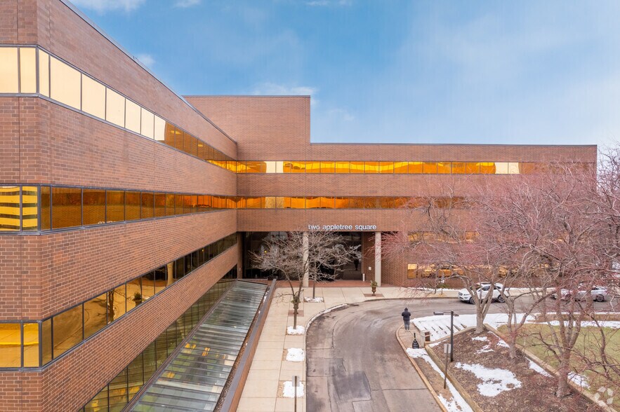 8011 34th Ave S, Bloomington, MN à louer - Photo du bâtiment - Image 3 de 6