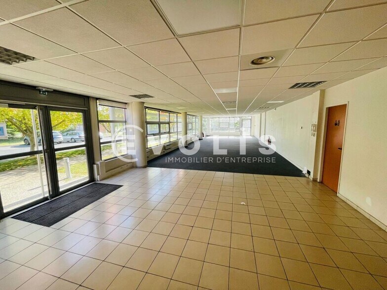 Flex in Combs-la-Ville for lease - Interior Photo - Image 2 of 3