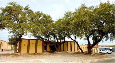 11923 Warfield St, San Antonio, TX à louer Photo du bâtiment- Image 2 de 5