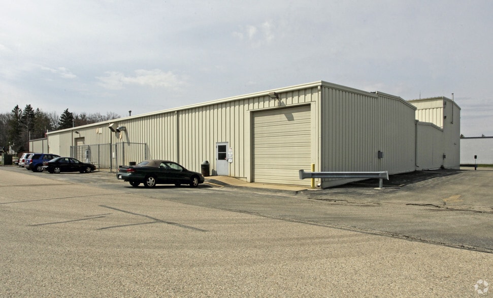 856 Armour Rd, Oconomowoc, WI for sale - Building Photo - Image 3 of 3