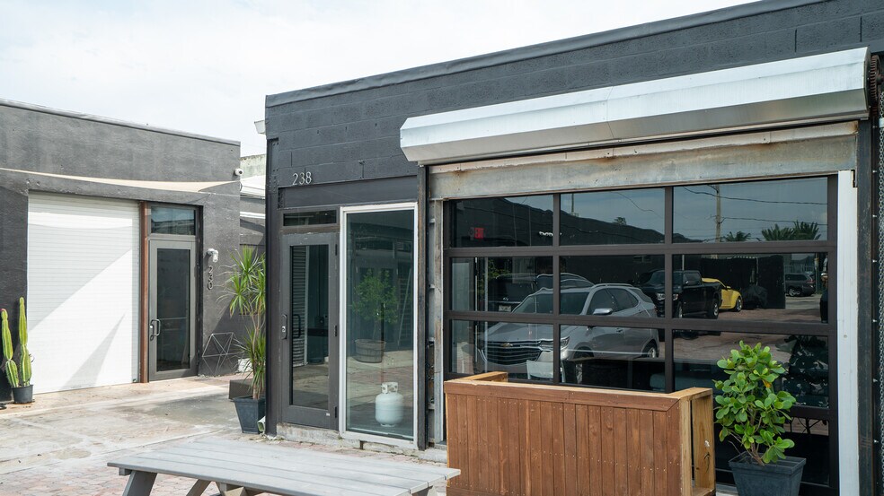 230 NW 71st St, Miami, FL à louer - Photo du bâtiment - Image 3 de 6