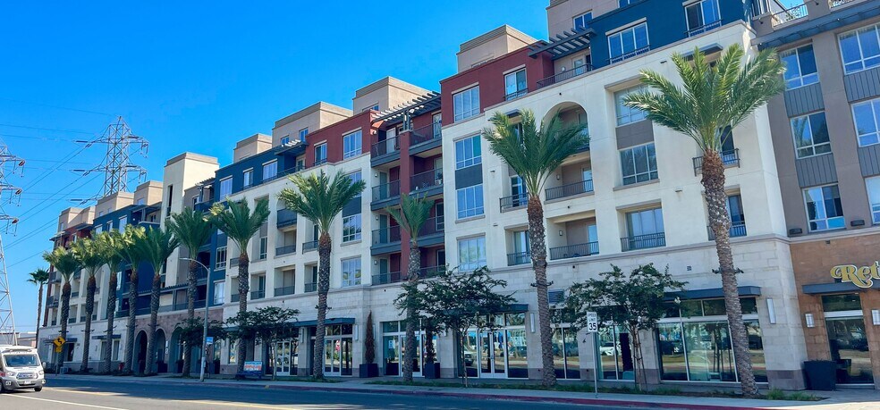 7400 Center Ave, Huntington Beach, CA à louer - Photo du bâtiment - Image 2 de 4
