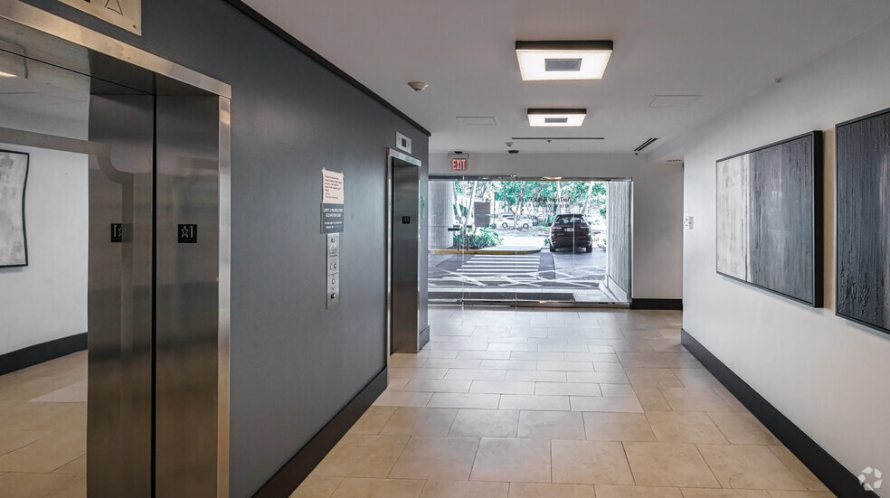 8211 W Broward Blvd, Plantation, FL à louer - Hall d’entrée - Image 3 de 4
