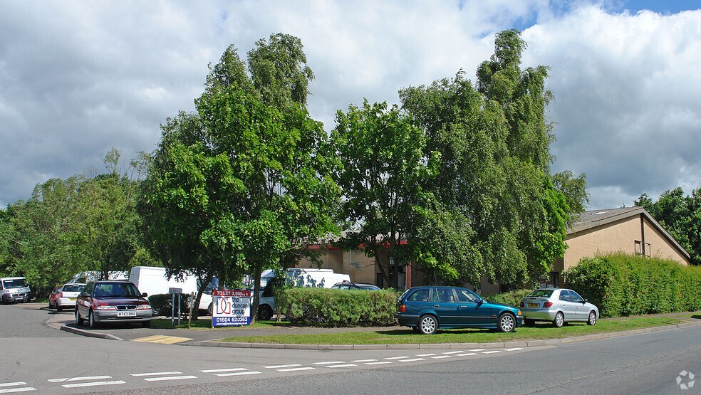 24-29 Low Farm Pl, Northampton à louer - Photo du bâtiment - Image 3 de 8