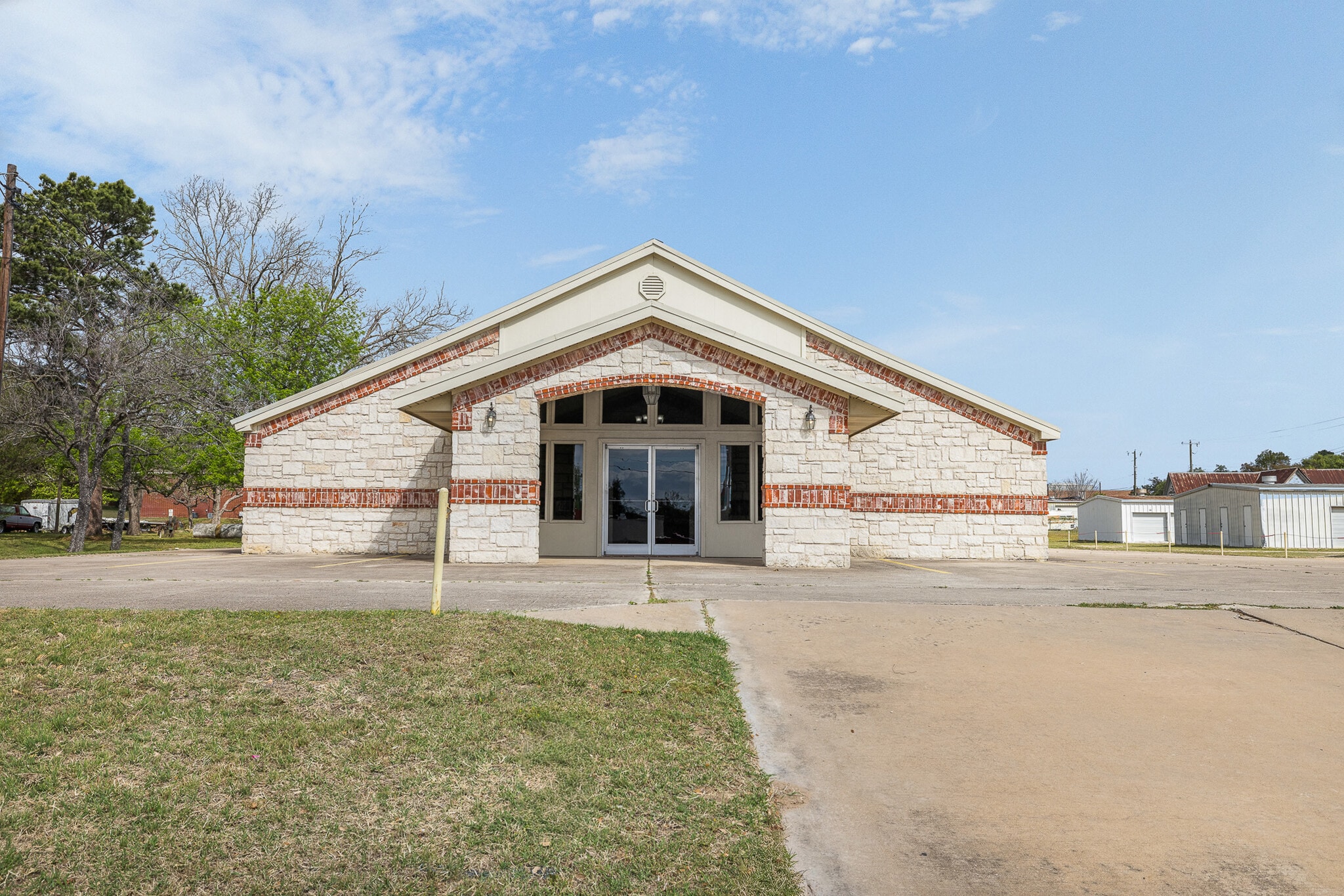 1306 W Cameron Ave, Rockdale, TX for sale Primary Photo- Image 1 of 36