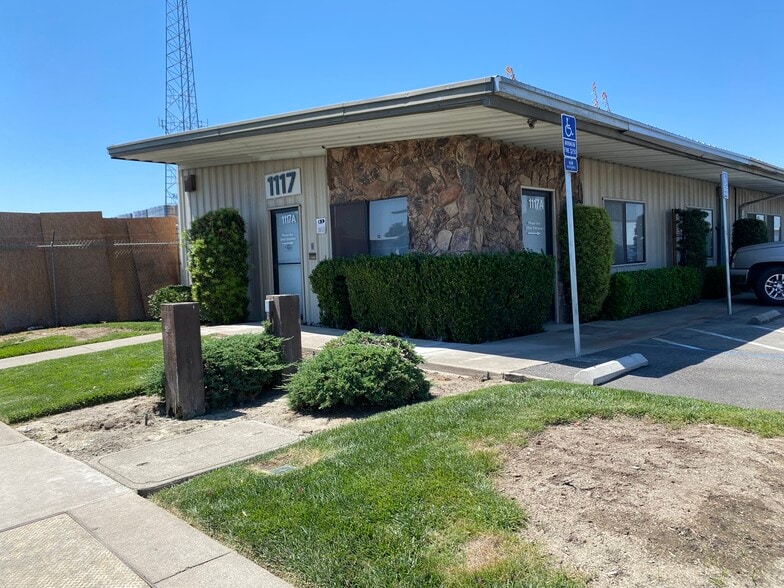 1117 Lone Palm Ave, Modesto, CA for lease - Building Photo - Image 1 of 13