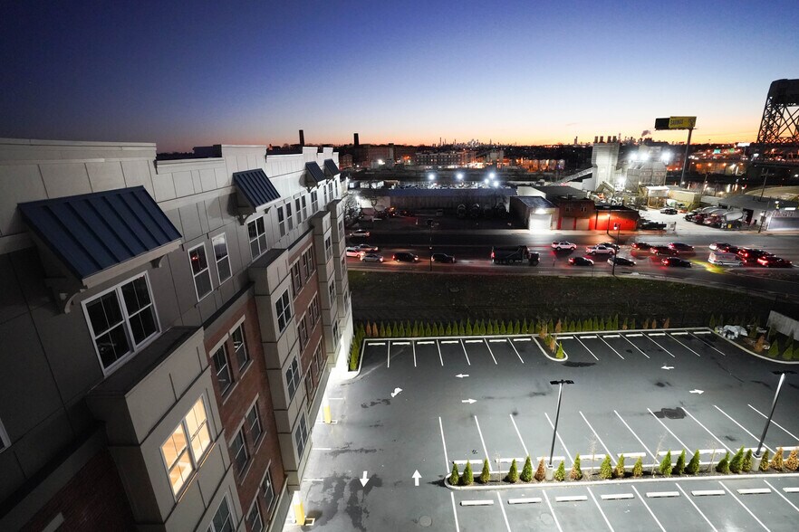 2 Spring St, Newark, NJ à louer - Photo du bâtiment - Image 3 de 11