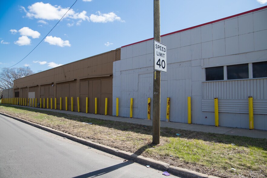 300 E 8 Mile Rd, Detroit, MI à vendre - Photo du bâtiment - Image 3 de 53