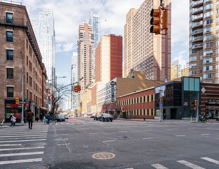 532 W 46th St, New York, NY for sale - Building Photo - Image 2 of 3