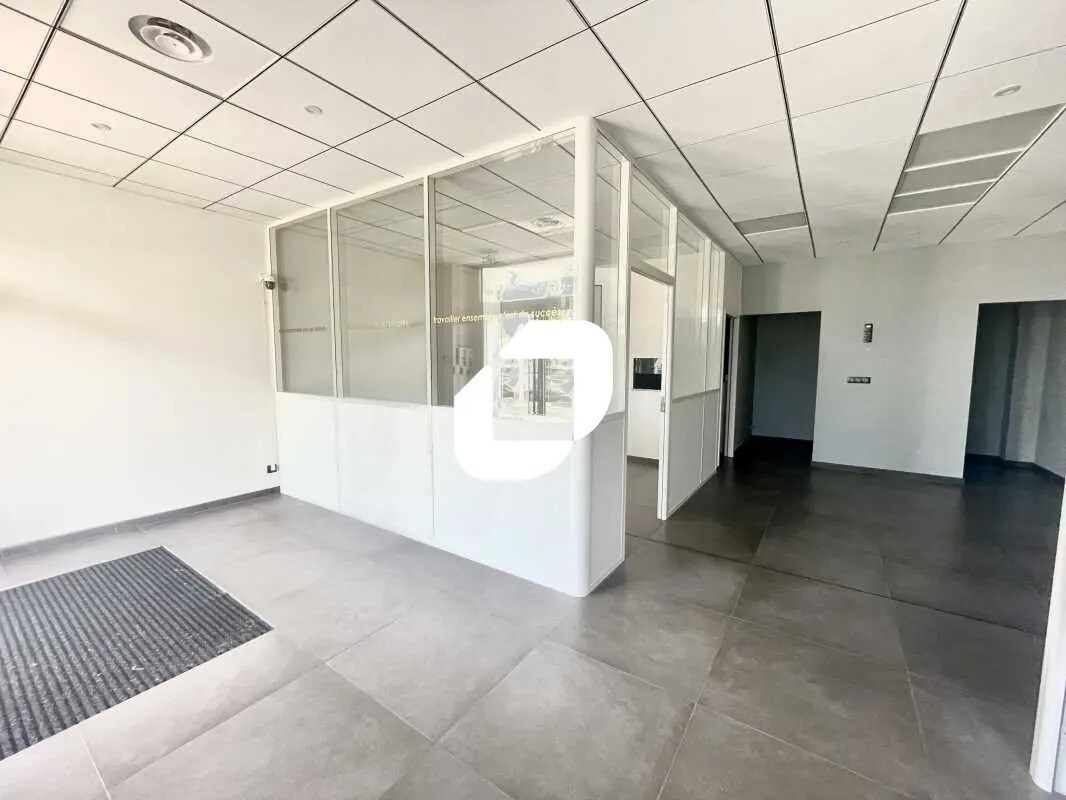 Office in Eysines for lease Building Photo- Image 1 of 9