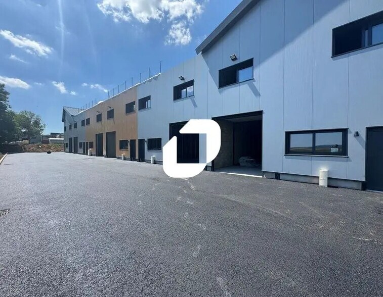 Local d'activités dans Hérouville-en-Vexin à vendre - Photo du bâtiment - Image 2 de 24