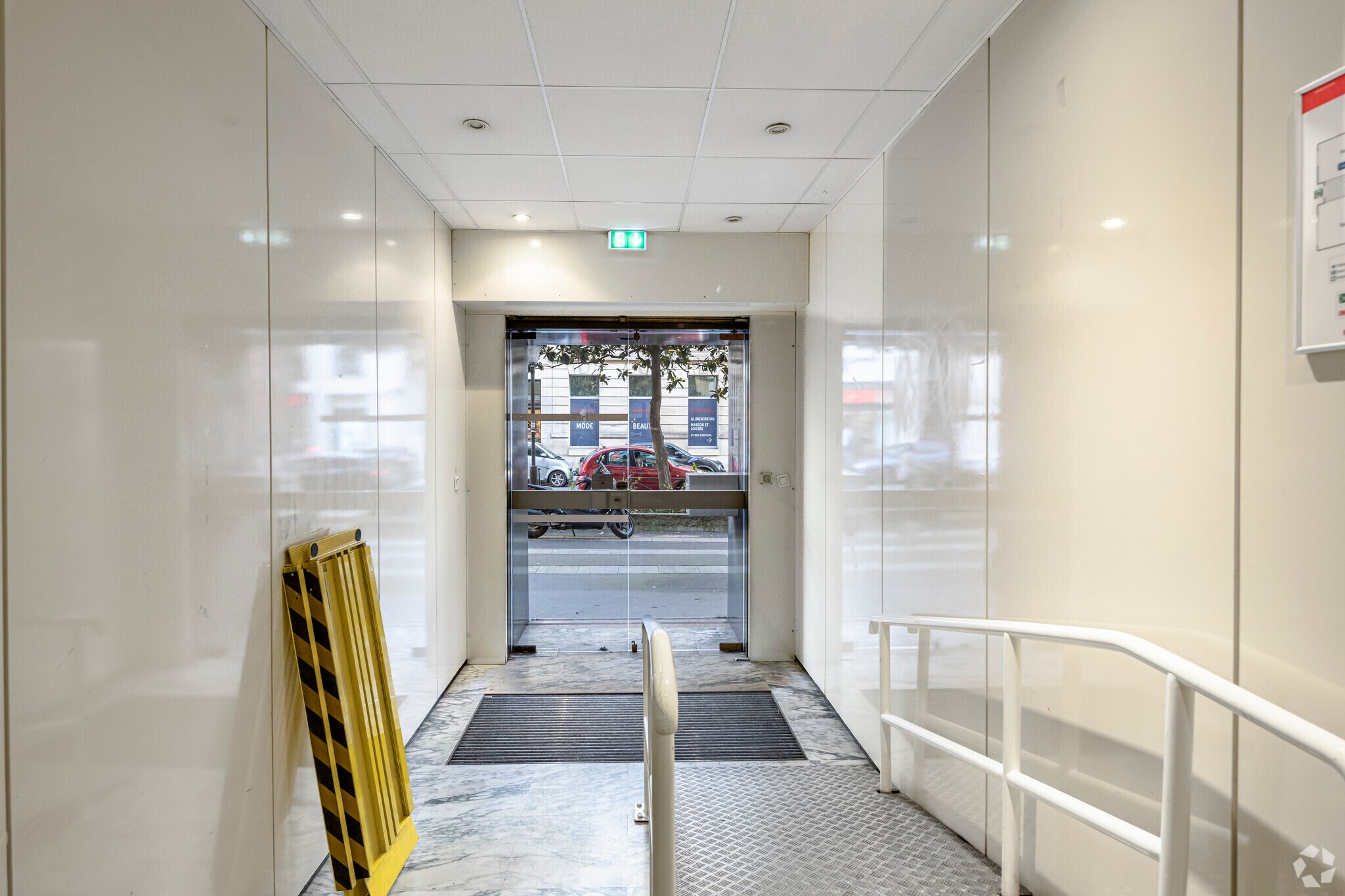 Rue D'Auteuil, Paris for lease Interior Photo- Image 1 of 2