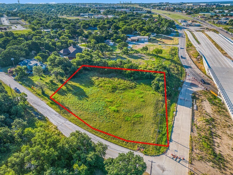 7037 Greenbriar Crescent St, Lake Worth, TX à vendre - Photo du bâtiment - Image 2 de 13