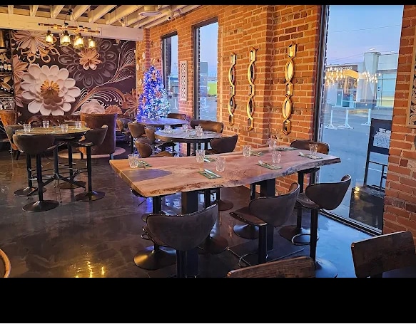 10906 105 Av NW, Edmonton, AB à louer - Photo du bâtiment - Image 3 de 5