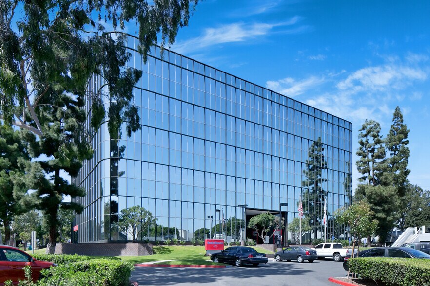 5800 S Eastern Ave, Commerce, CA à louer - Photo du bâtiment - Image 2 de 7