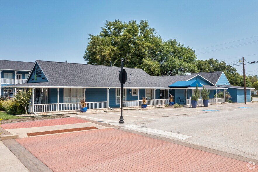 504 N Oak St, Roanoke, TX à vendre - Photo du bâtiment - Image 2 de 5