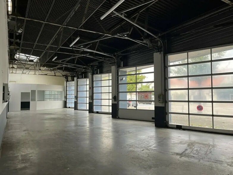 Flex in Vénissieux for lease - Interior Photo - Image 2 of 13