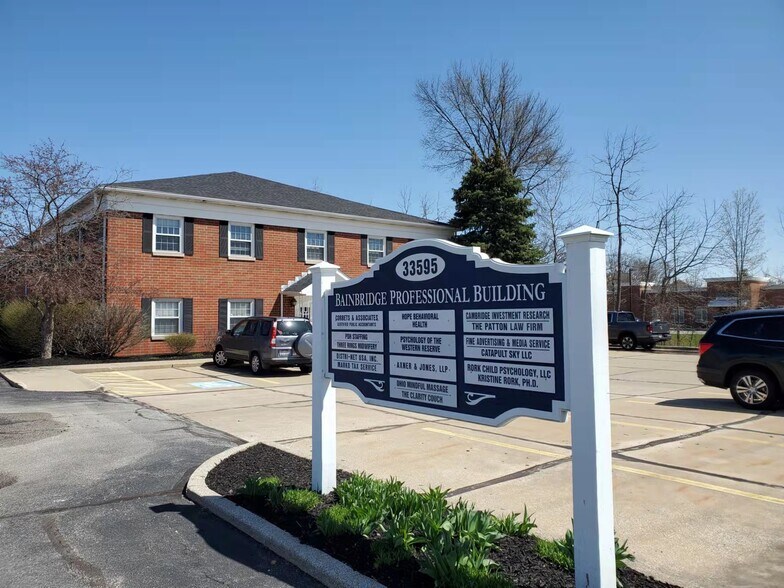 33595 Bainbridge Rd, Solon, OH à louer - Photo du bâtiment - Image 1 de 13