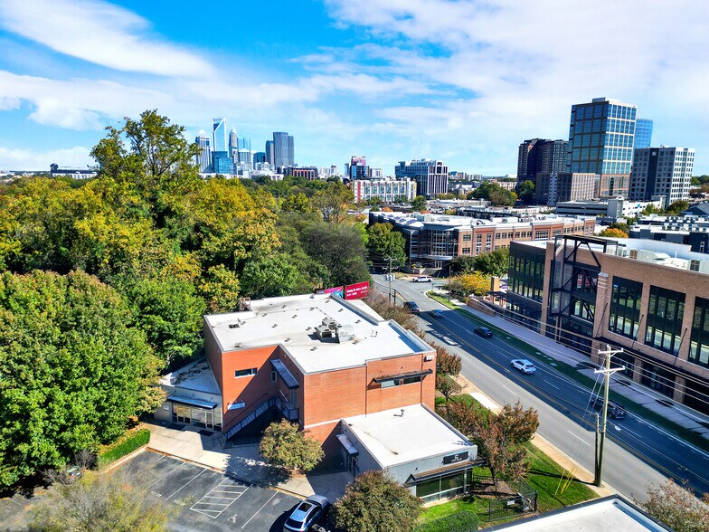 2010 S Tryon St, Charlotte, NC à vendre - Photo du bâtiment - Image 2 de 28