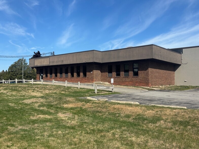 80 Lawrence Bell Dr, Williamsville, NY for sale - Building Photo - Image 2 of 5